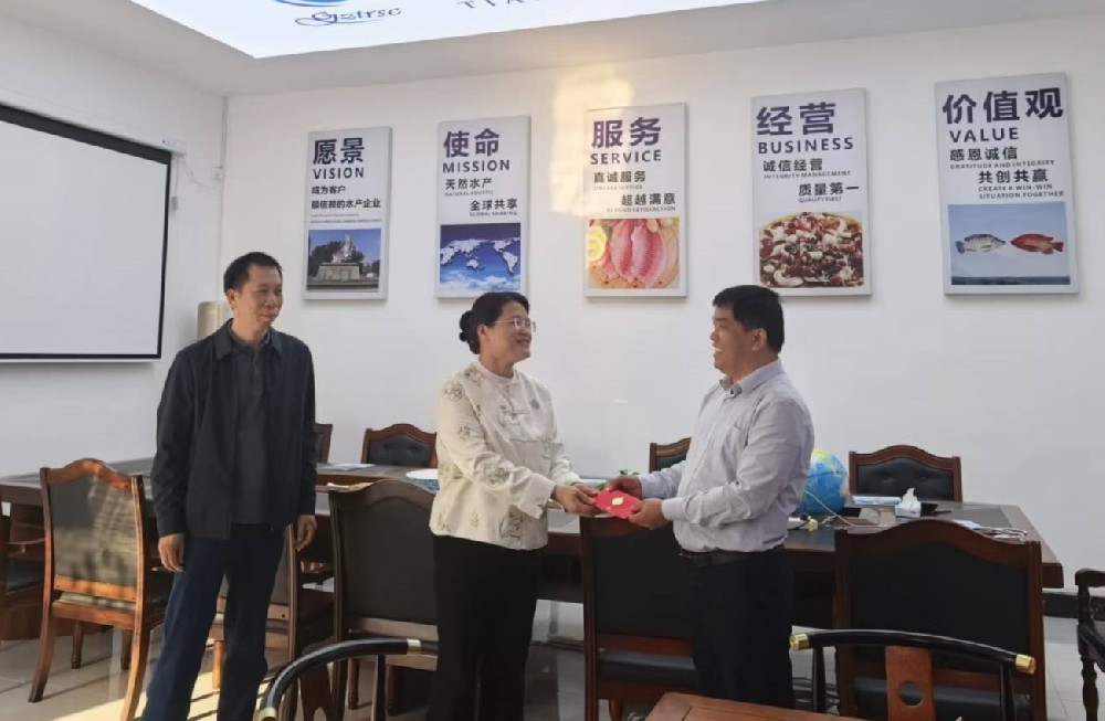 高州市委常委陳璋玲慰問天然水產(chǎn)公司